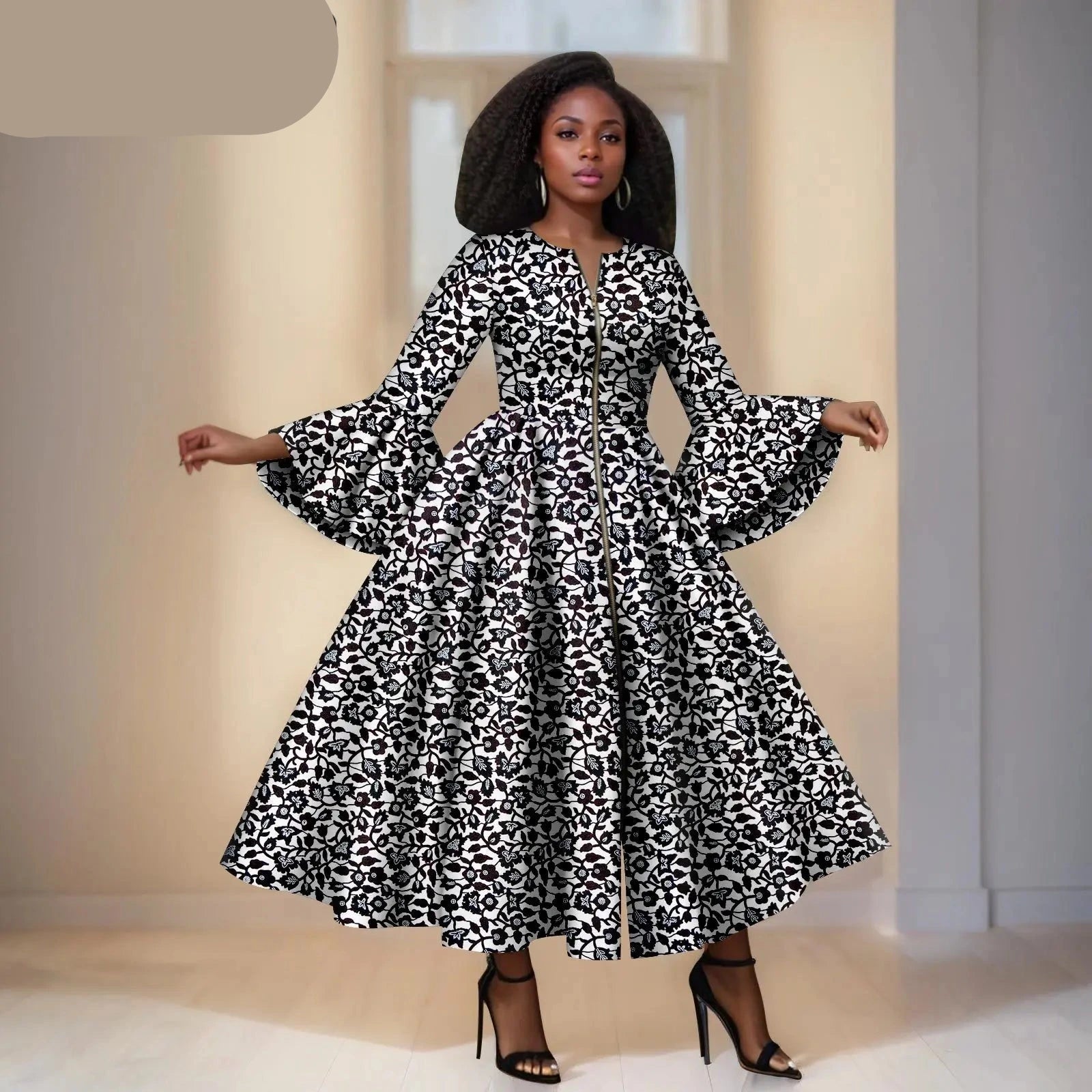 Das Maxi-Kleid "Aura": Kühnes afrikanisches Print-Kleid mit dramatischen ausgestellten Ärmeln