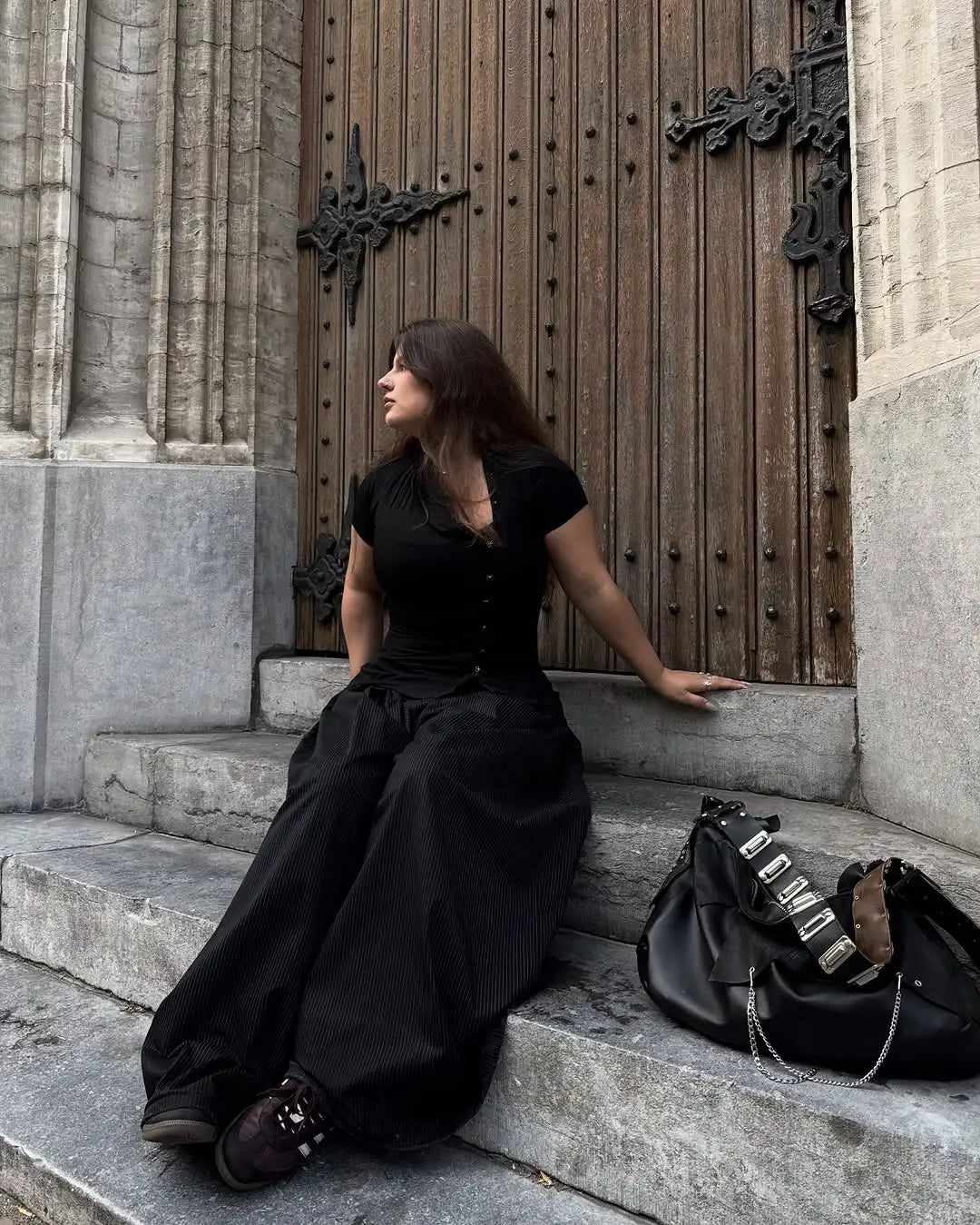 Vintage-Damen-Cropped-Bluse in Schwarz – Modisches Oberteil mit unregelmäßiger Knopfleiste, tailliertes Kurzarmhemd mit Revers