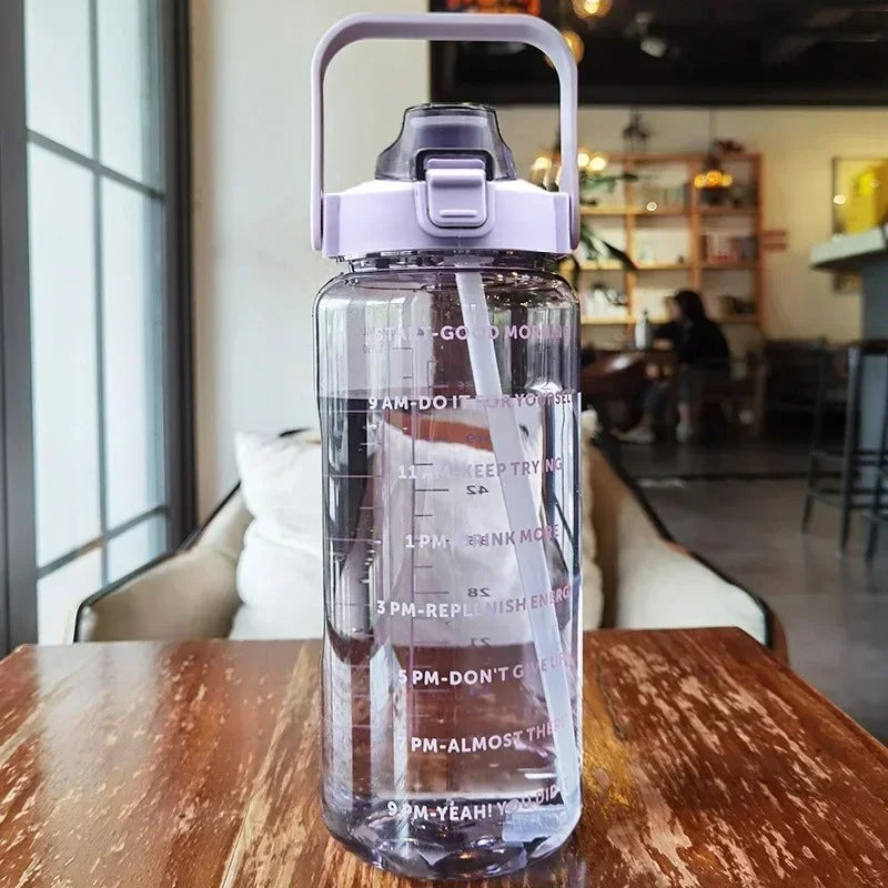 2L große Wasserflasche mit Strohhalm – Auslaufsicherer Kunststoff-Sportkrug mit Zeitmarkierung & motivierenden Zitaten