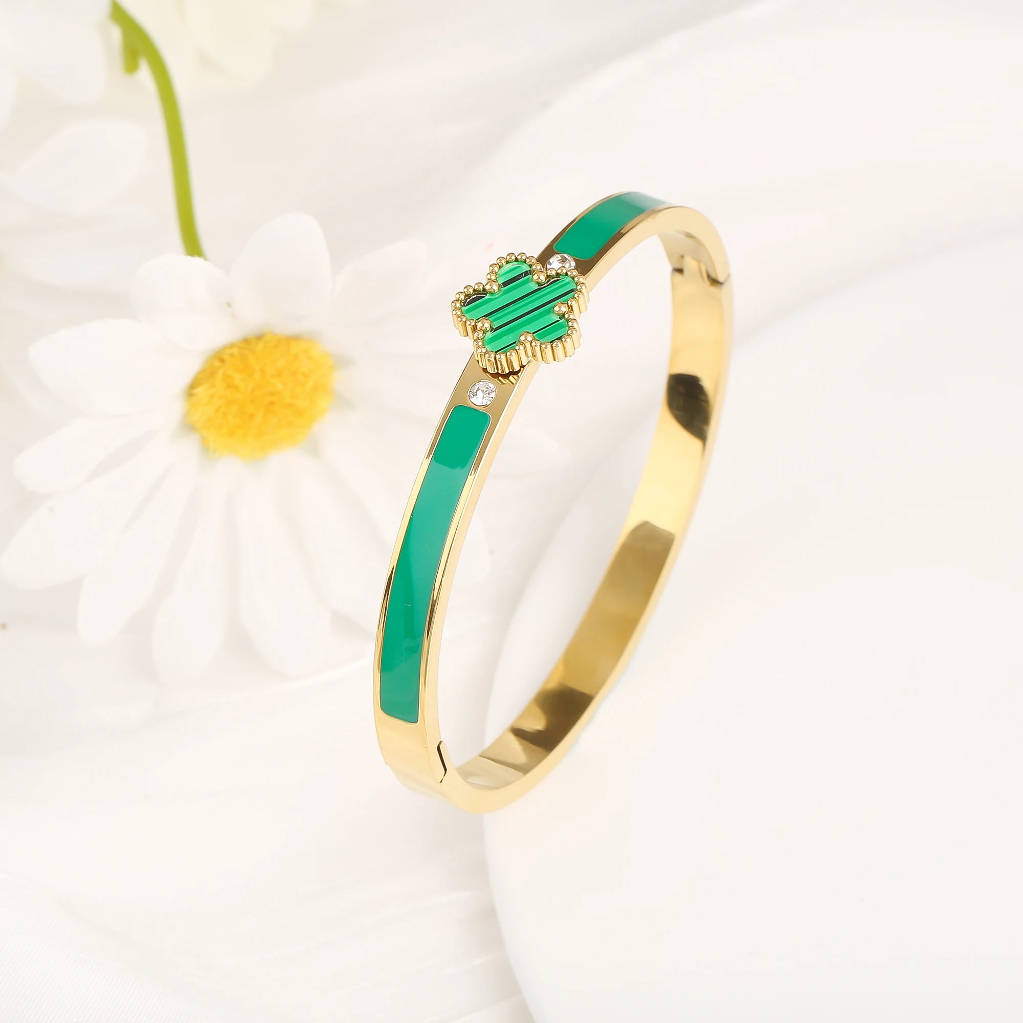 Luxuriöser Edelstahl-Armreif mit fünfblättriger Blume