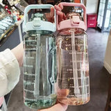 2L große Wasserflasche mit Strohhalm – Auslaufsicherer Kunststoff-Sportkrug mit Zeitmarkierung & motivierenden Zitaten