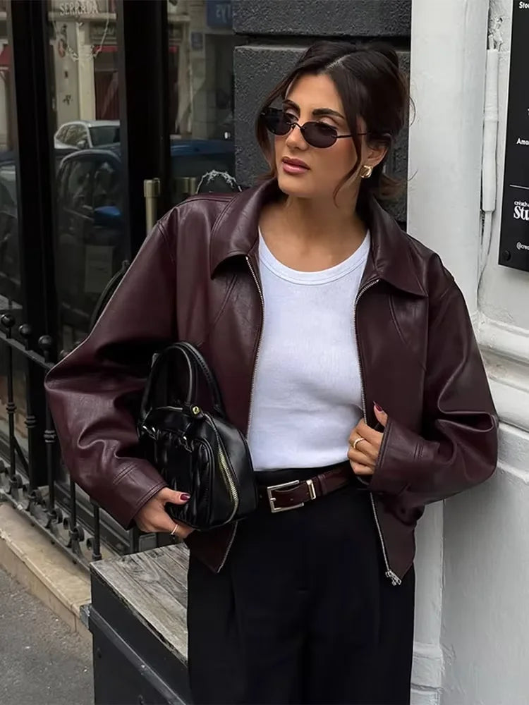 Damen High Street Fashion: Retro weinrote Kunstlederjacke mit Revers (2025)