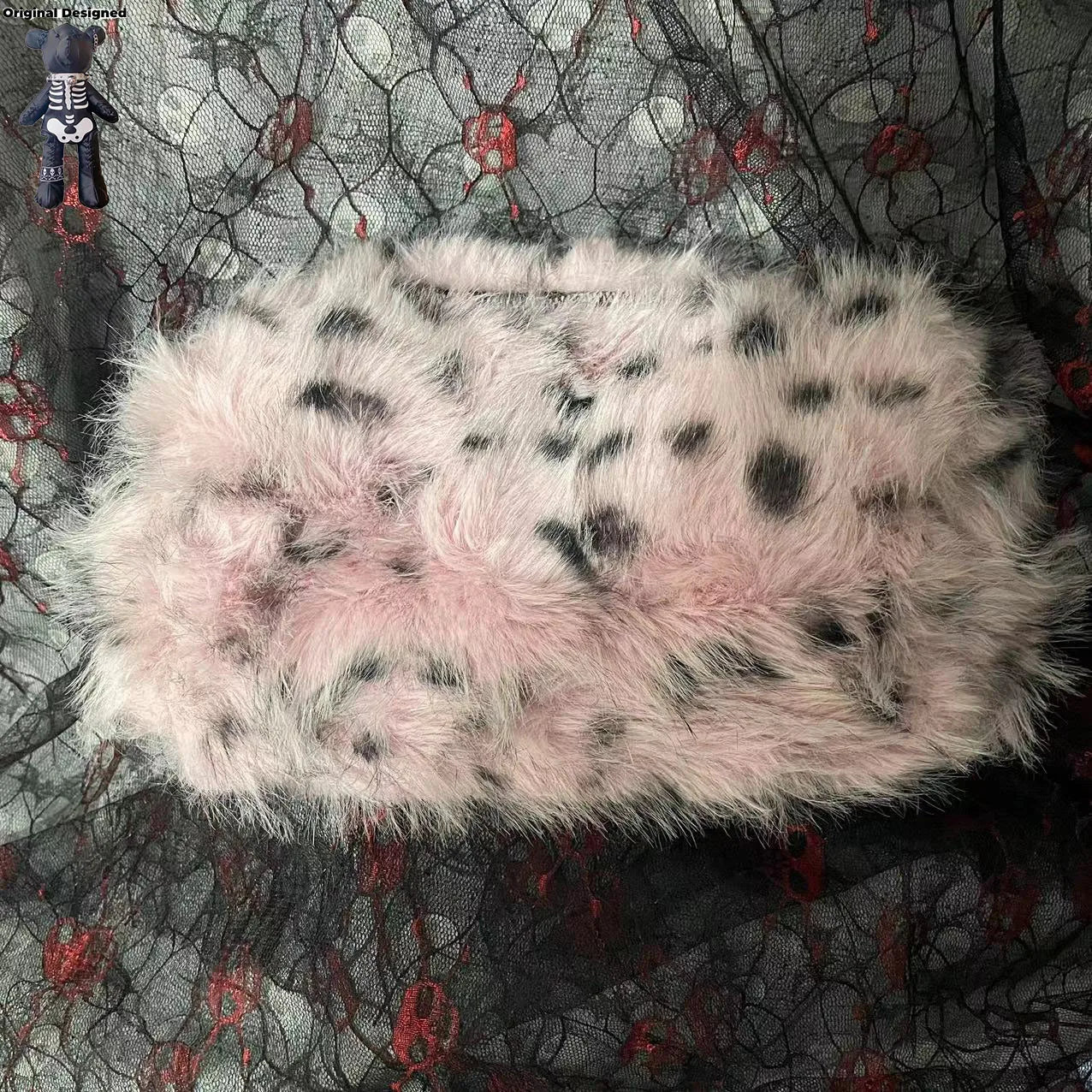 Die rosafarbene Plüschhandtasche mit Blush-Leopard-Silhouette