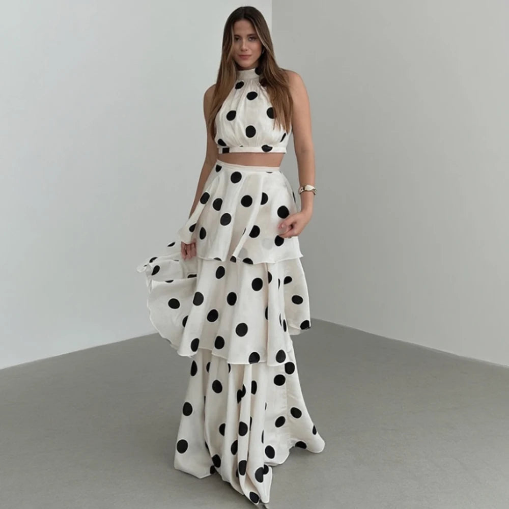 Elegantes weißes zweiteiliges Kleid-Set – ärmelloses Oberteil mit Polka-Dots & gerüschtes, plissiertes Maxikleid