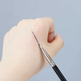 Der „Winkelblick“ Präzisionspinsel: Eyeliner-Werkzeug mit gebogenem Kopf
