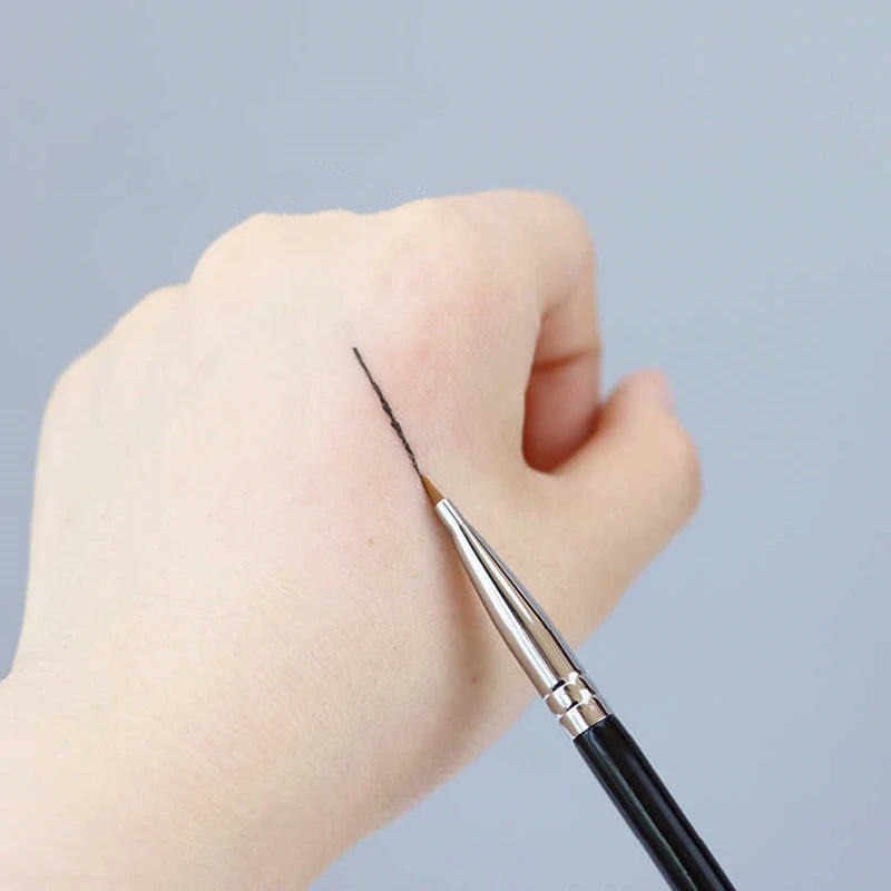 Der „Winkelblick“ Präzisionspinsel: Eyeliner-Werkzeug mit gebogenem Kopf