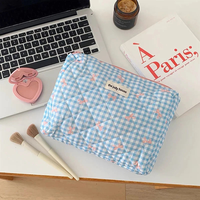 Die gesteppte Tragetasche "Coquette-Charm": Süße Make-up-Tasche mit Schleifenmuster
