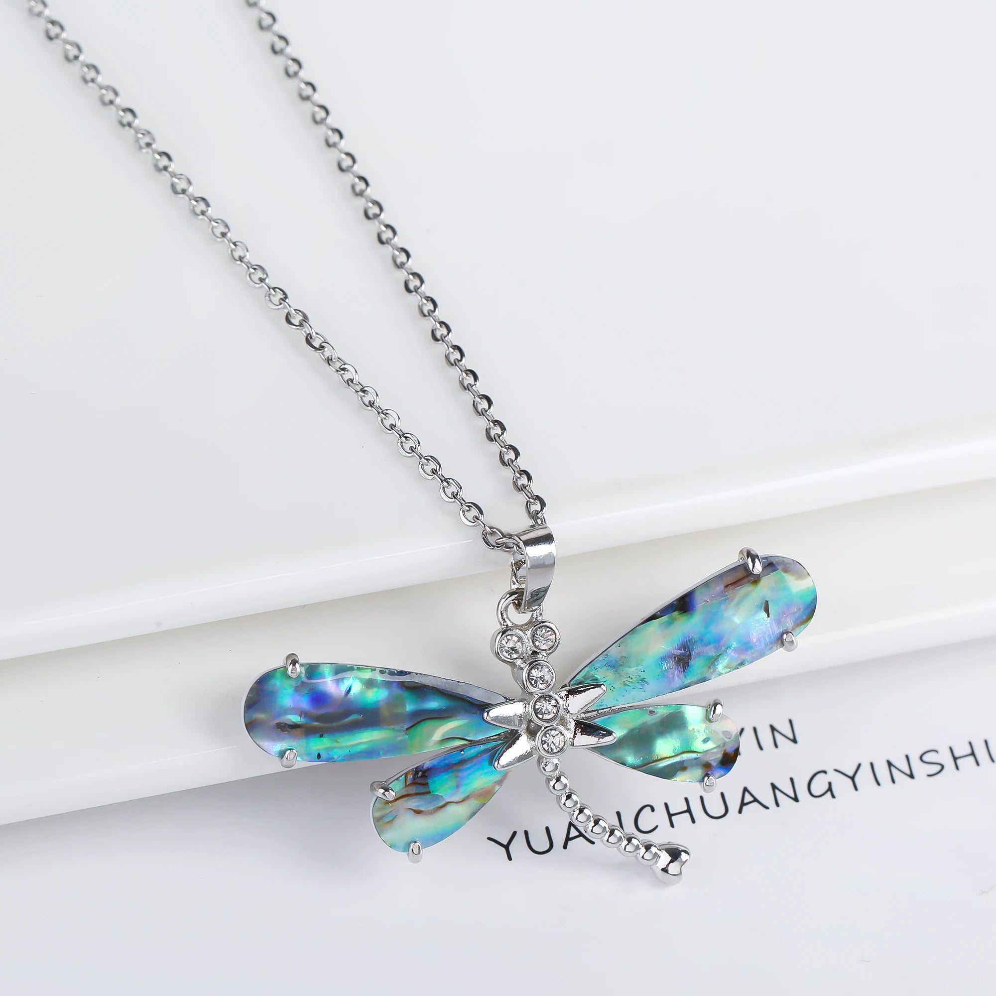 Halskette mit Anhänger aus natürlicher Abalone-Muschel in Schmetterling- und Libellenform
