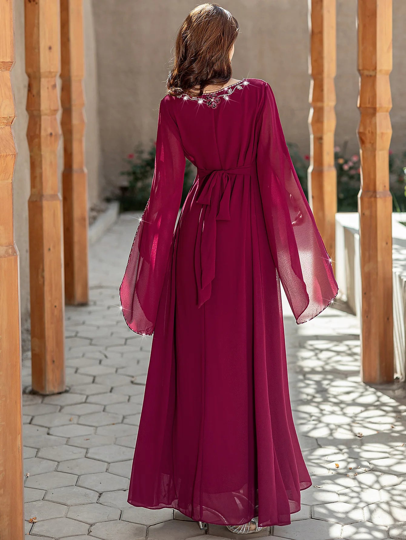 Das Abendkleid „Crimson Radiance“ – Diamant-V-Ausschnitt aus Chiffon – Luxuriöse marokkanische Djellaba