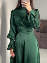 Premium-Satin-Heritage-Kleid – Abaya-Silhouette mit eleganten ausgestellten Ärmeln