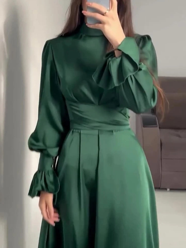 Premium-Satin-Heritage-Kleid – Abaya-Silhouette mit eleganten ausgestellten Ärmeln