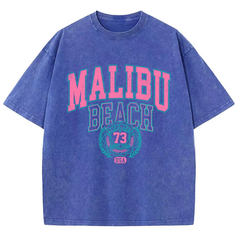 Das Malibu Retro T-Shirt: Sun-Washed Baumwoll-Grafik-T-Shirt mit Vintage-Schriftzug