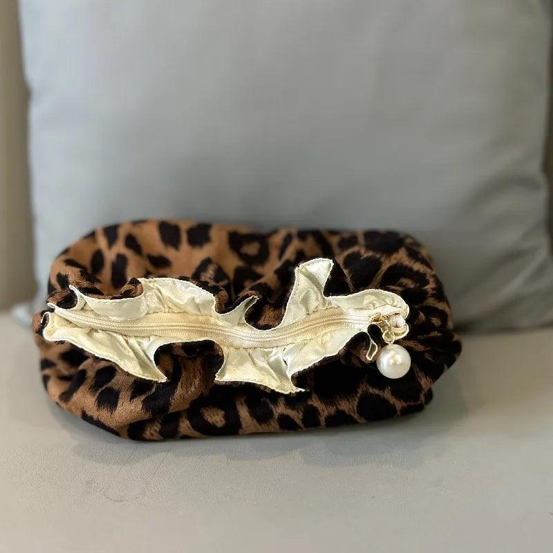 Das Safari-Glam Reiseetui: Leoparden-Kosmetiktasche