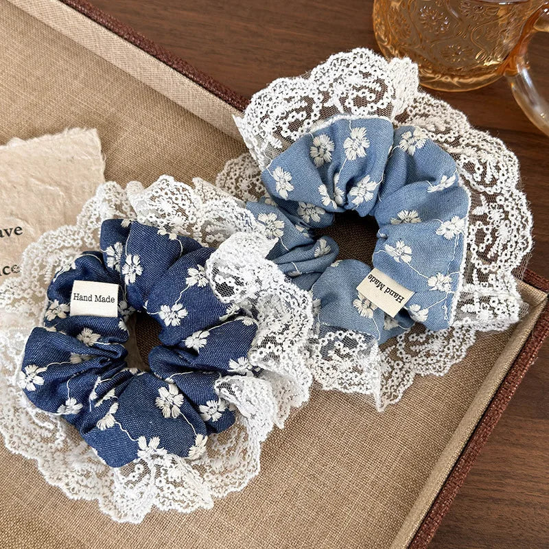 Haargummis aus Spitze mit bestickten Blumen in Jeansfarbe
