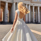 Weißes Damen-Kleid mit Kreis-Ausschnitt am Rücken – Abschlussballkleid mit breiten Schultern und taillierter Passform