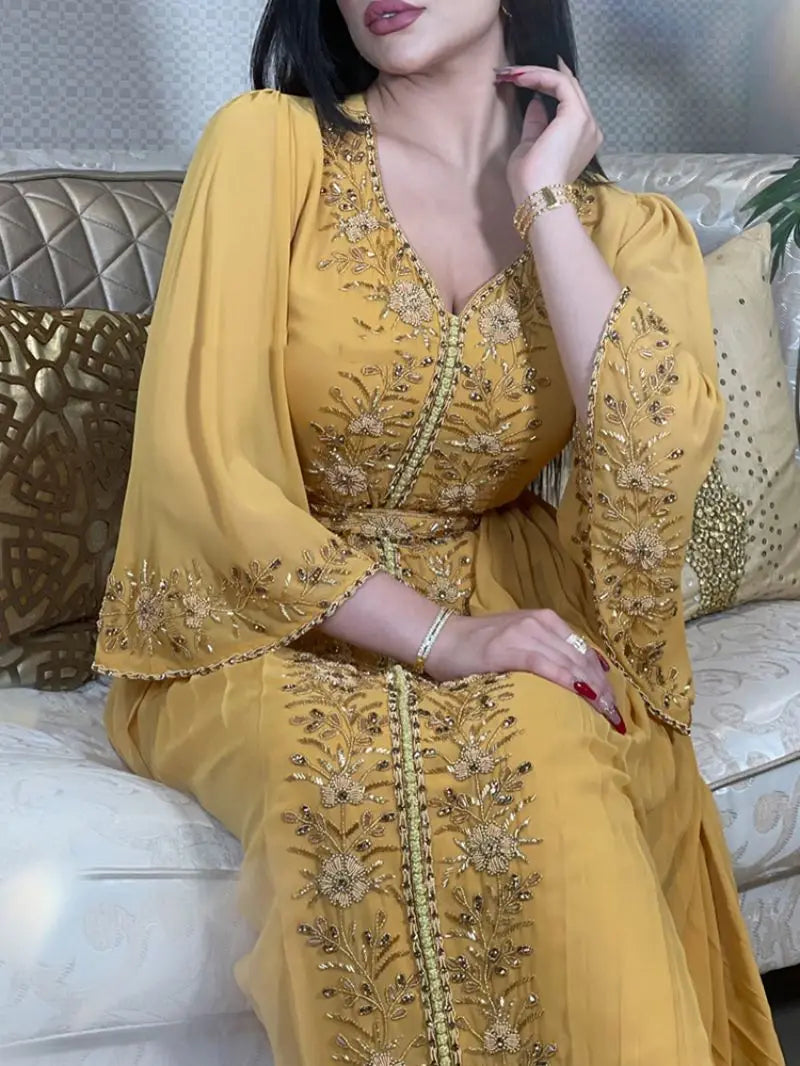 Das Kaftankleid „Saffron Royale“ – mit typischer Stickerei aus gelben Diamanten – Luxuriöses marokkanisches Partykleid