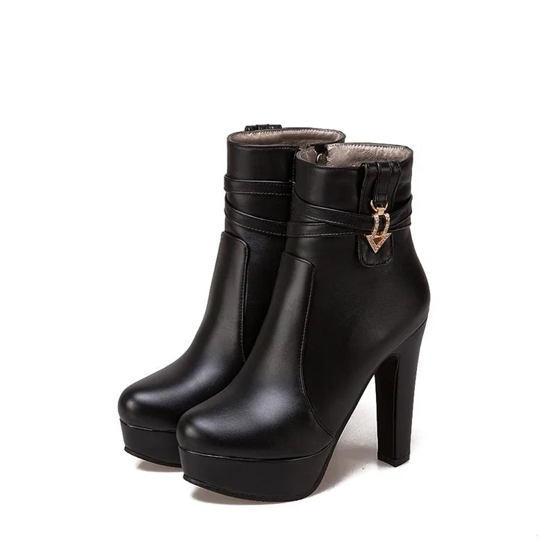 The Apex Buckle: Strukturierte Plateau-Stiefeletten – Luxuriöser klobiger High-Heel-Bootie