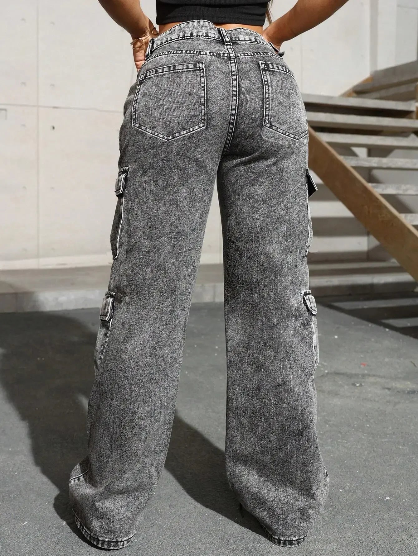 Dunkelgraue High-Waist Y2K Cargo Jeans für Damen im Retro Streetwear Style aus Stretch-Denim mit vielen Taschen