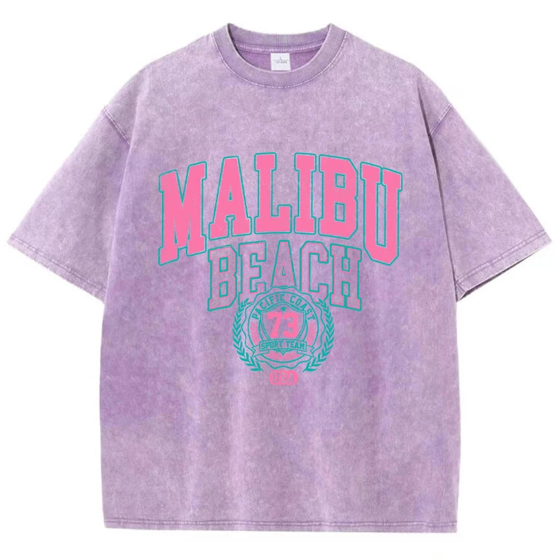 Das Malibu Retro T-Shirt: Sun-Washed Baumwoll-Grafik-T-Shirt mit Vintage-Schriftzug