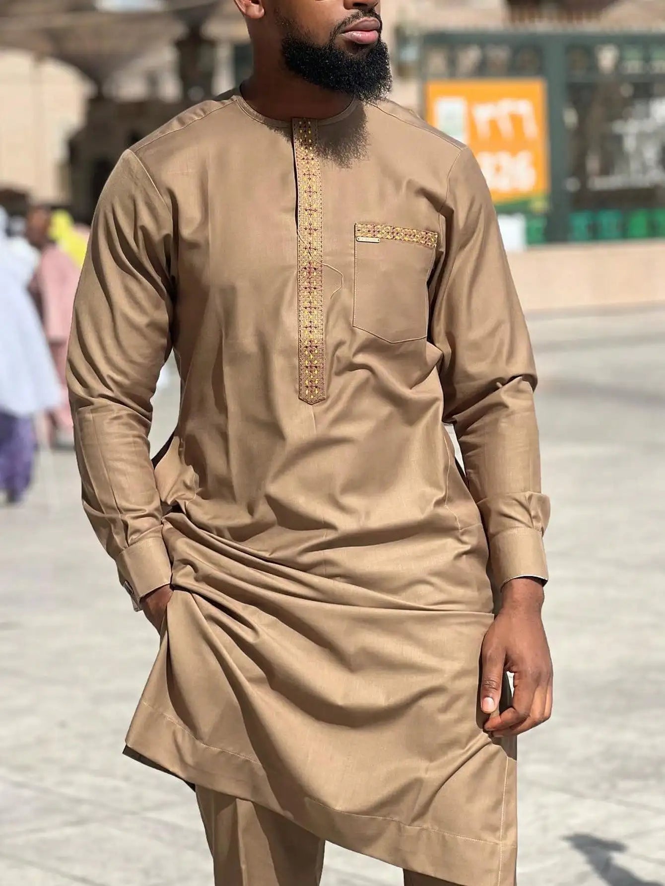 Herren brauner afrikanischer Ethno-Anzug | 2-teiliges Kaftan-Oberteil mit langen Ärmeln und Stickereien & Hose