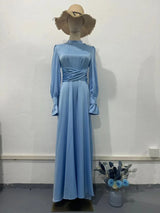 Premium-Satin-Heritage-Kleid – Abaya-Silhouette mit eleganten ausgestellten Ärmeln