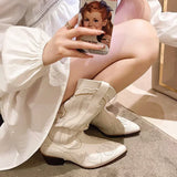 Die westliche Muse: Handgefertigte beige bestickte Cowboystiefel mit Vintage-Karreespitze