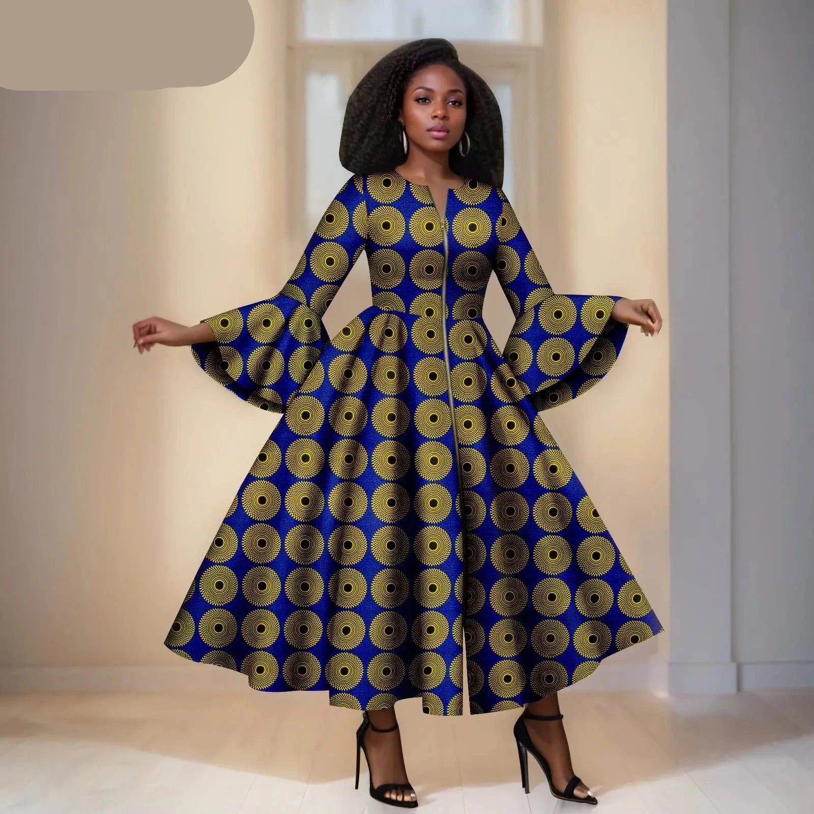 Das Maxi-Kleid "Aura": Kühnes afrikanisches Print-Kleid mit dramatischen ausgestellten Ärmeln