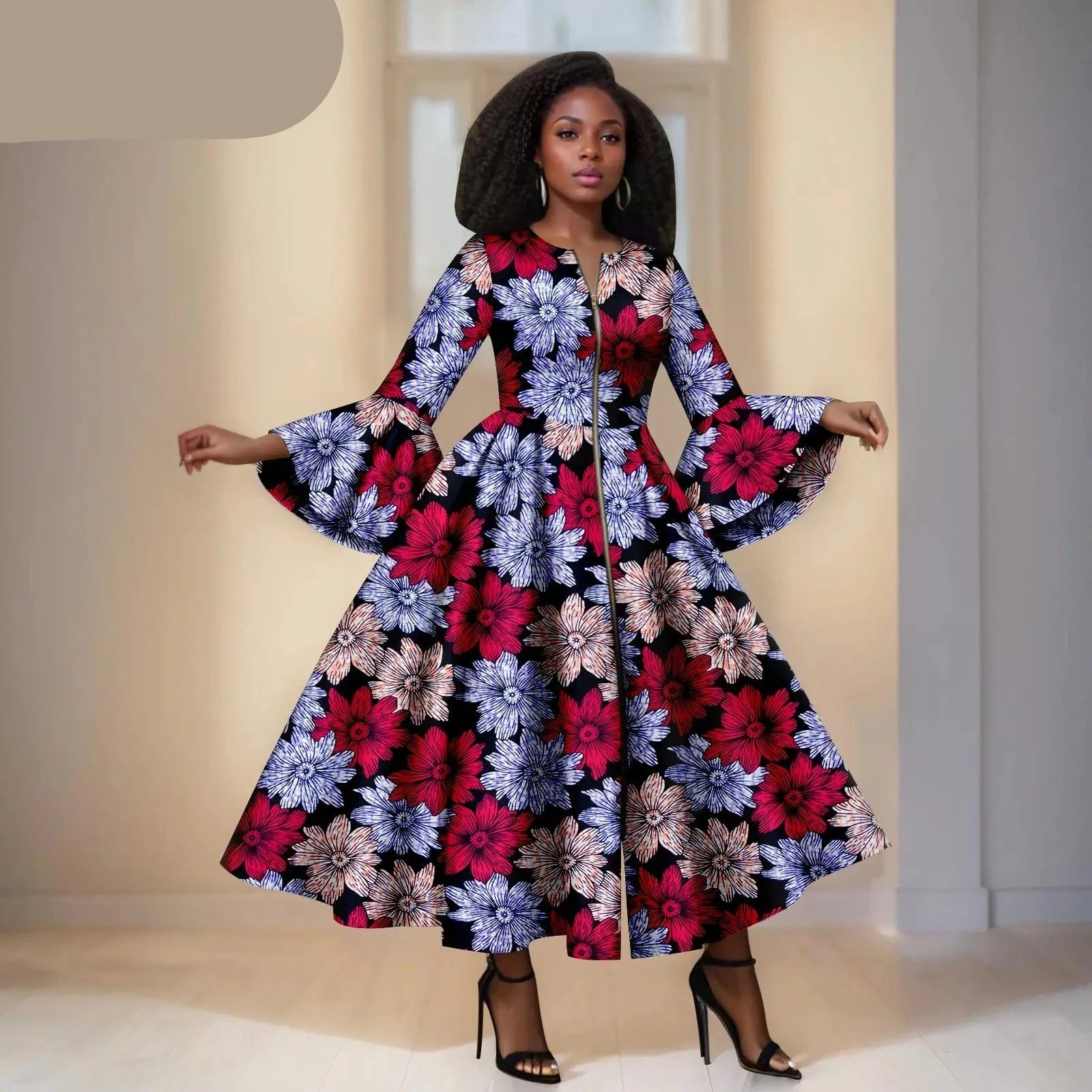 Das Maxi-Kleid "Aura": Kühnes afrikanisches Print-Kleid mit dramatischen ausgestellten Ärmeln