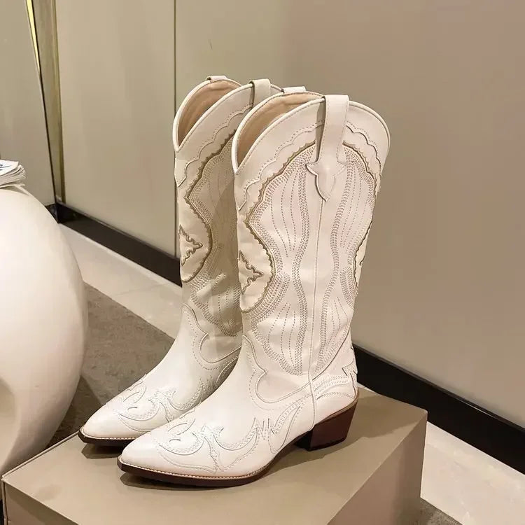 Die westliche Muse: Handgefertigte beige bestickte Cowboystiefel mit Vintage-Karreespitze