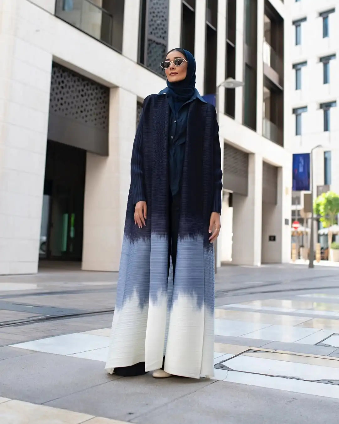 Die „Royal Archive“ Vintage Print Abaya | Offener Cardigan & Dubai Luxus Robe