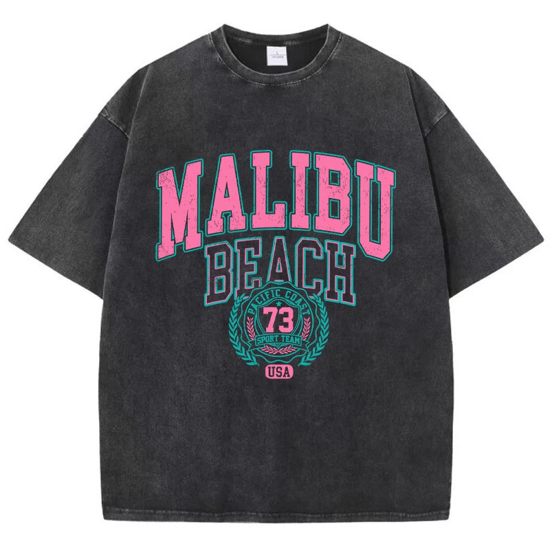Das Malibu Retro T-Shirt: Sun-Washed Baumwoll-Grafik-T-Shirt mit Vintage-Schriftzug