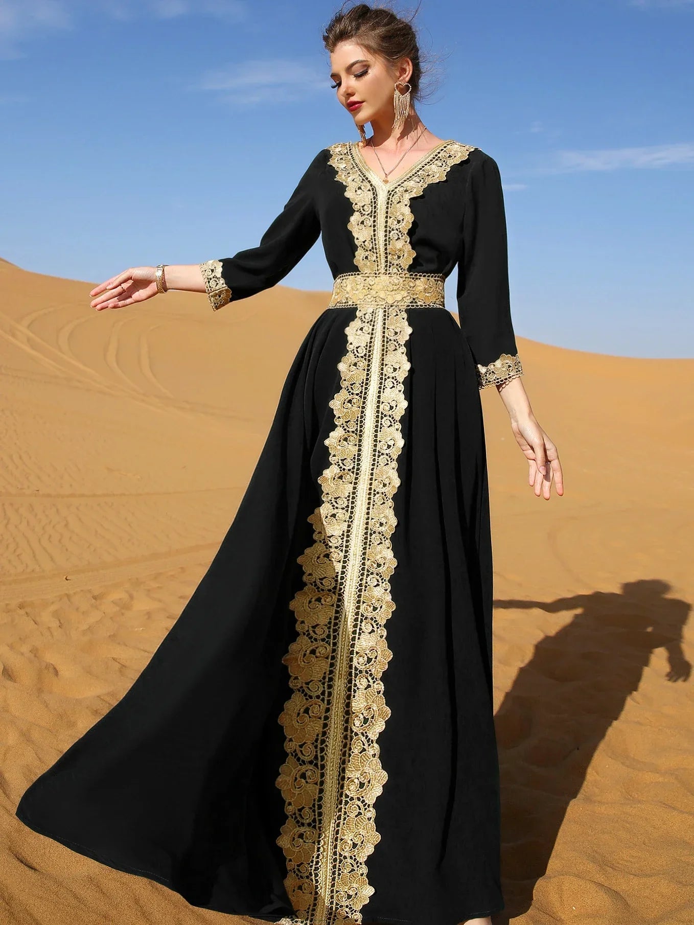 Das Spitzenkleid „Lumiere“ – Signature Dubai Arab Abaya – Bestickter Kaftan aus Spitze (Boutique)