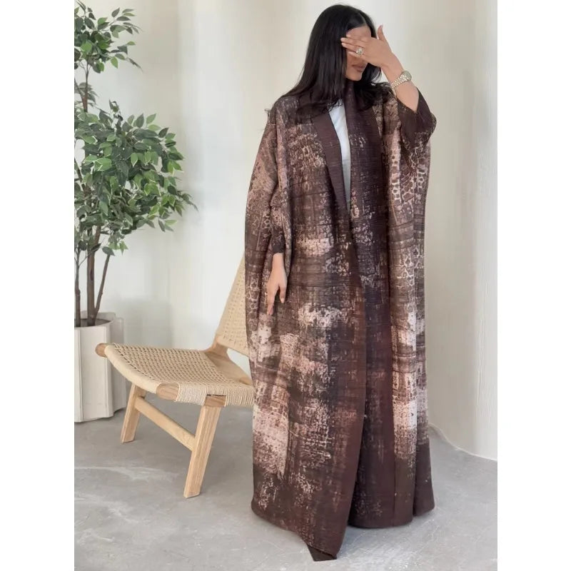 Die „Royal Archive“ Vintage Print Abaya | Offener Cardigan & Dubai Luxus Robe