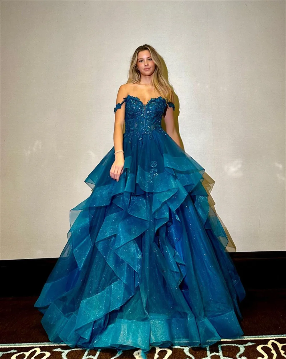 Glitzer-Spitzenstickerei-Ballkleid | Blaues Tüll-Rüschen-Abendkleid