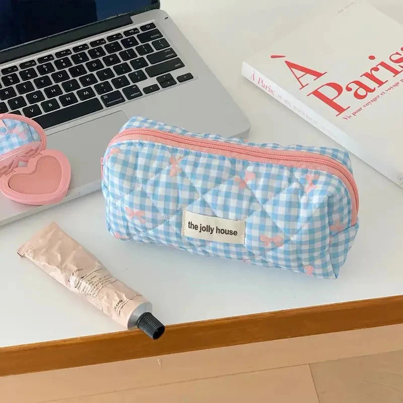 Die gesteppte Tragetasche "Coquette-Charm": Süße Make-up-Tasche mit Schleifenmuster