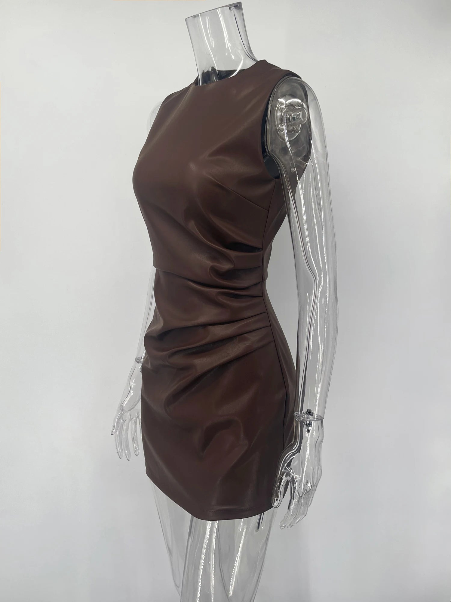 Damen enges Minikleid aus Kunstleder – Modisches kurzes Retro-Kleid mit Rundhalsausschnitt