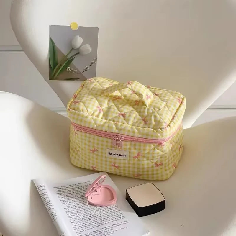 Die gesteppte Tragetasche "Coquette-Charm": Süße Make-up-Tasche mit Schleifenmuster