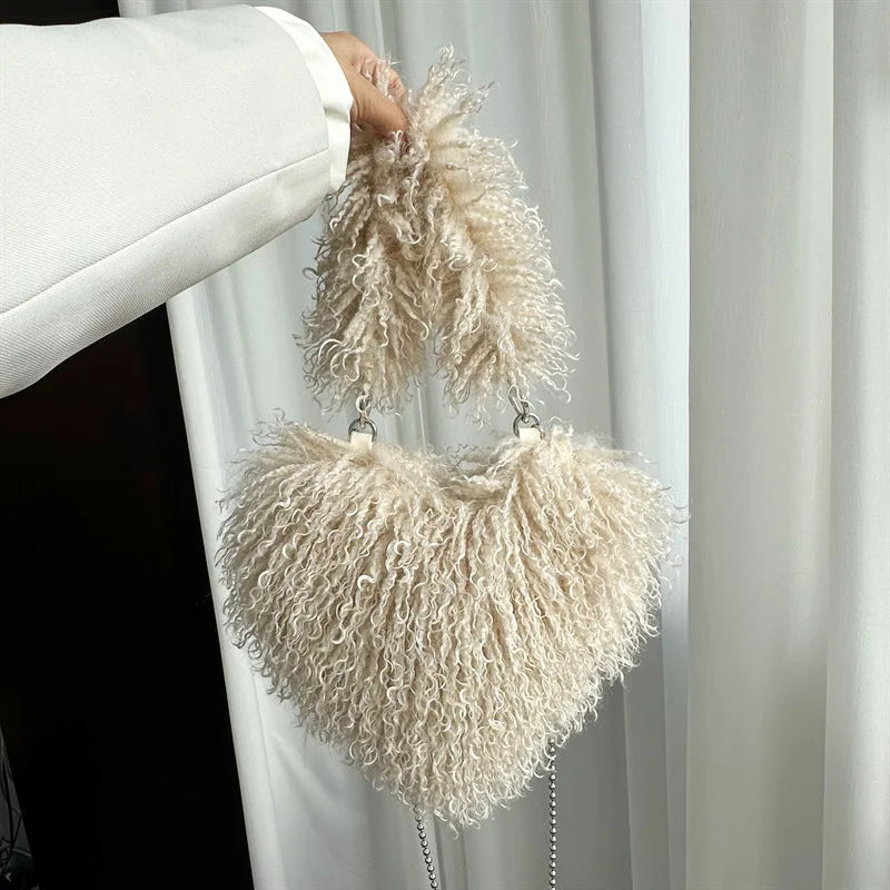 Cupid’s Cloud: Premium Kunstfelltasche in Herzform aus mongolischem Kunstfell – Luxuriöse, zottelige herzförmige Umhängetasche