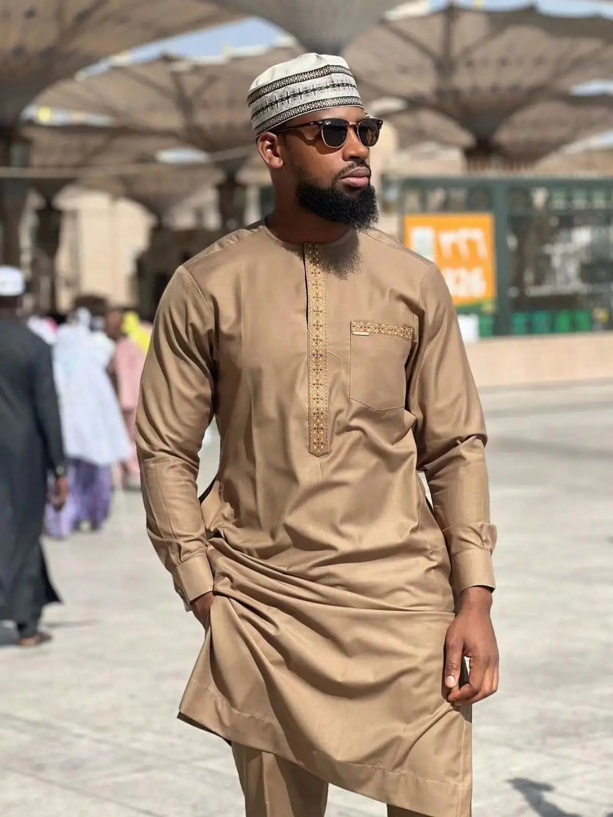 Herren brauner afrikanischer Ethno-Anzug | 2-teiliges Kaftan-Oberteil mit langen Ärmeln und Stickereien & Hose