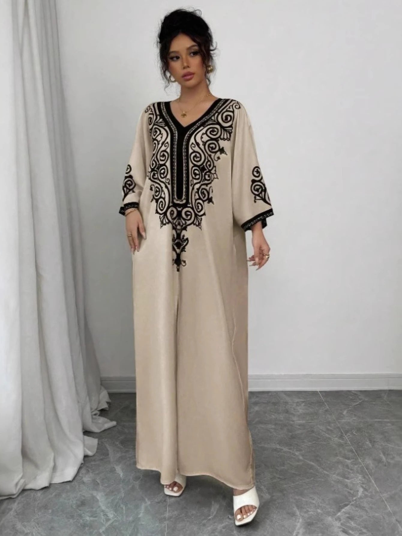 Die Abaya „Saffron Glow“ – Edles V-Ausschnitt Eid-Kleid in Aprikot – Luxuriöse, locker geschnittene Ramadan-Jalabia