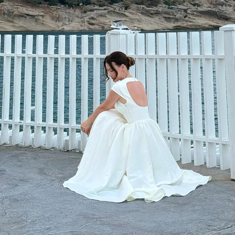Weißes Damen-Kleid mit Kreis-Ausschnitt am Rücken – Abschlussballkleid mit breiten Schultern und taillierter Passform