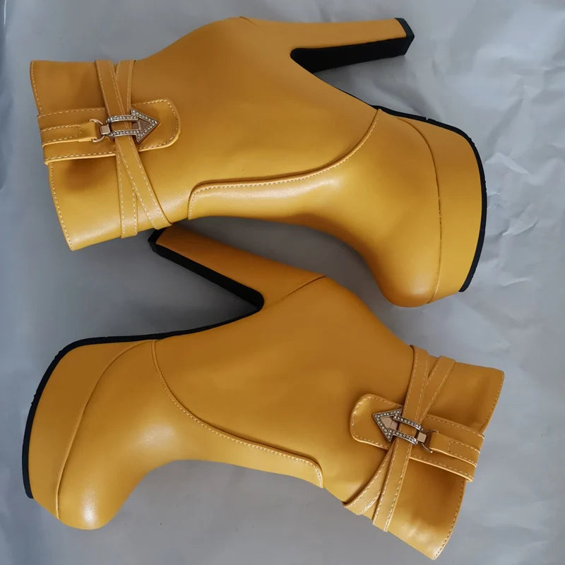 The Apex Buckle: Strukturierte Plateau-Stiefeletten – Luxuriöser klobiger High-Heel-Bootie