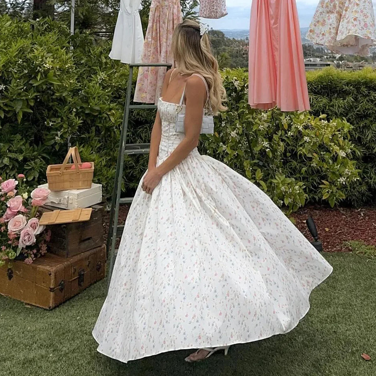 Geblümtes Midi-Sommerkleid – Elegantes Spaghettiträger-Kleid mit fließendem Schnitt
