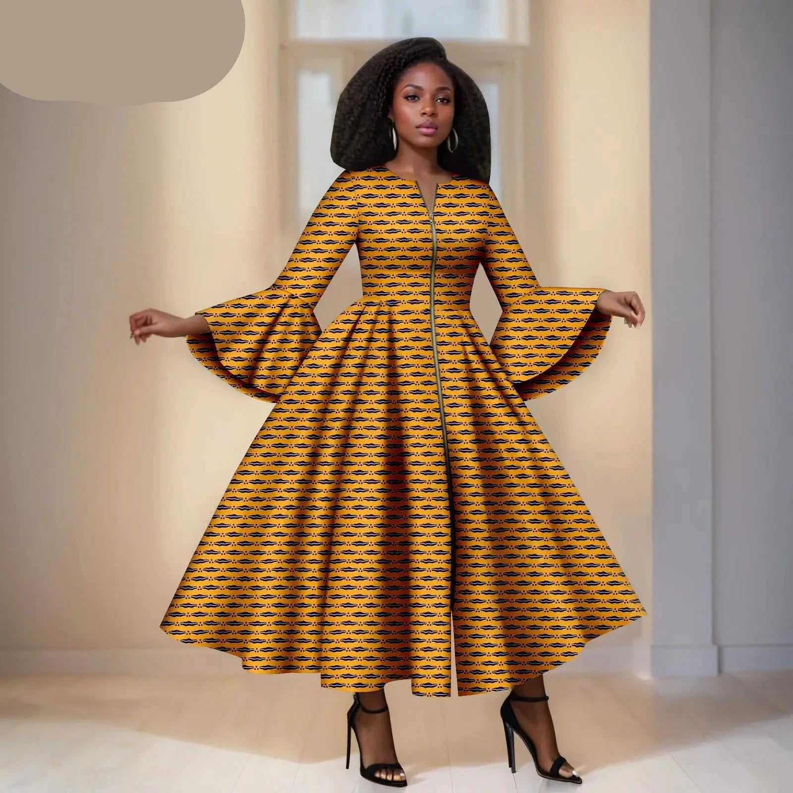 Das Maxi-Kleid "Aura": Kühnes afrikanisches Print-Kleid mit dramatischen ausgestellten Ärmeln