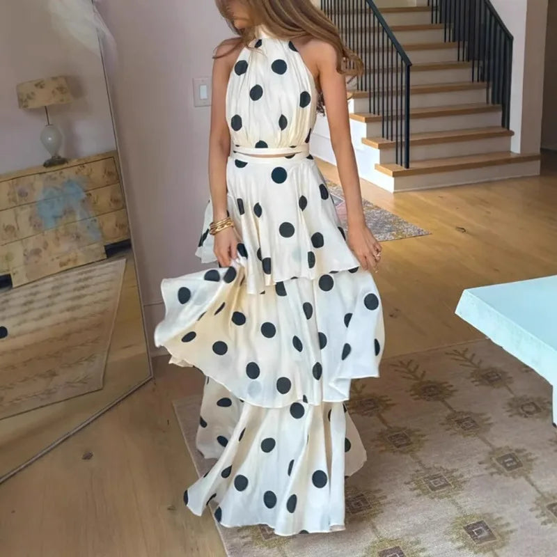 Elegantes weißes zweiteiliges Kleid-Set – ärmelloses Oberteil mit Polka-Dots & gerüschtes, plissiertes Maxikleid