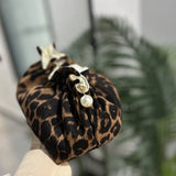 Das Safari-Glam Reiseetui: Leoparden-Kosmetiktasche