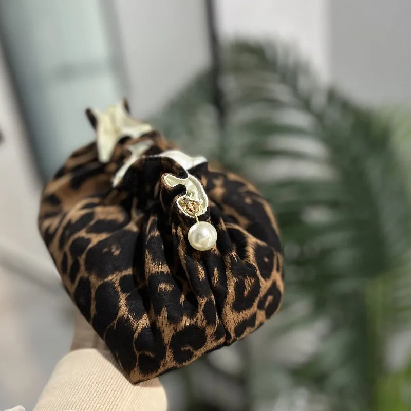 Das Safari-Glam Reiseetui: Leoparden-Kosmetiktasche