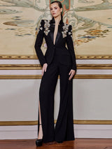 Schwarzer Designer-Anzug für Damen – Blazer mit Perlen- und Diamantbesatz am Stehkragen und weite Hose