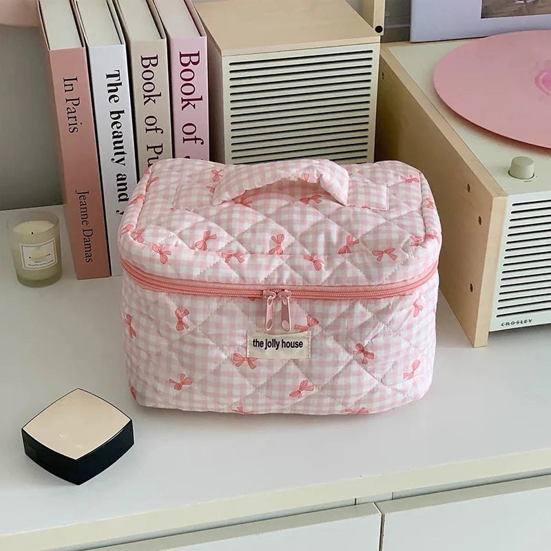 Die gesteppte Tragetasche "Coquette-Charm": Süße Make-up-Tasche mit Schleifenmuster