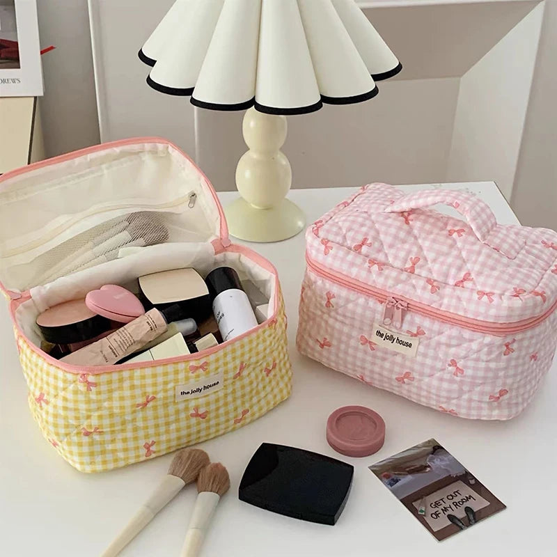 Die gesteppte Tragetasche "Coquette-Charm": Süße Make-up-Tasche mit Schleifenmuster